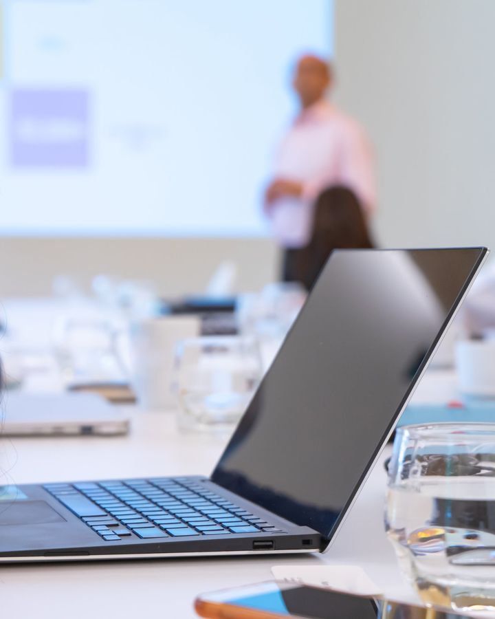 Laptop abierta en una sala de formación